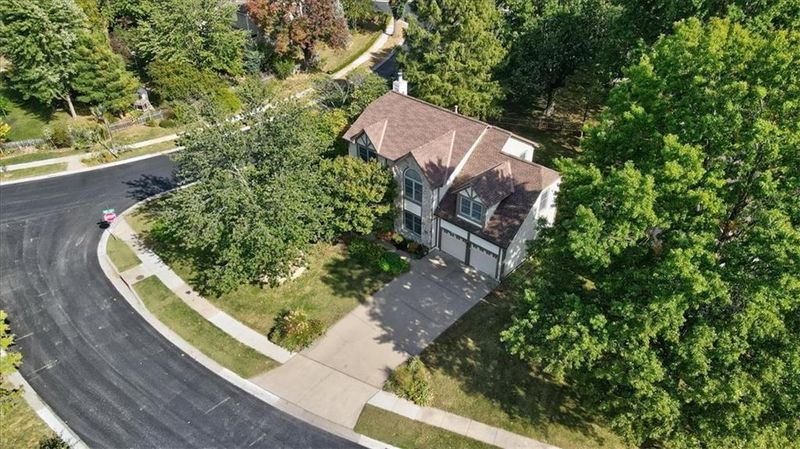 8503 Lakeview Ave, Lenexa, KS 66219