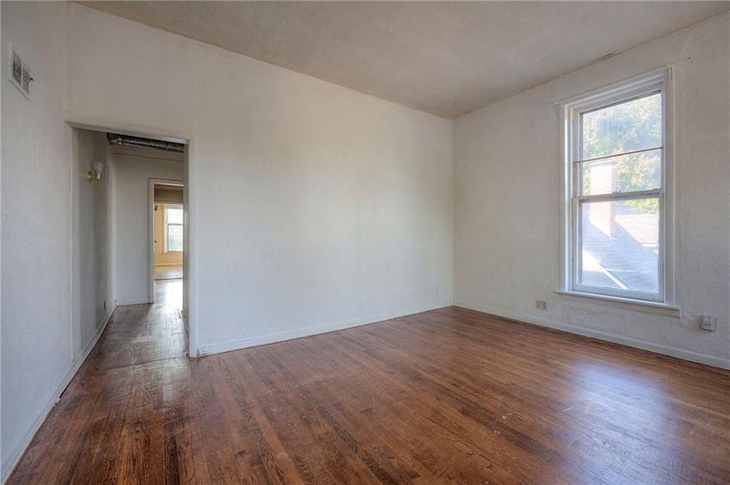 907 E 59th St E, Kansas City, MO 64110