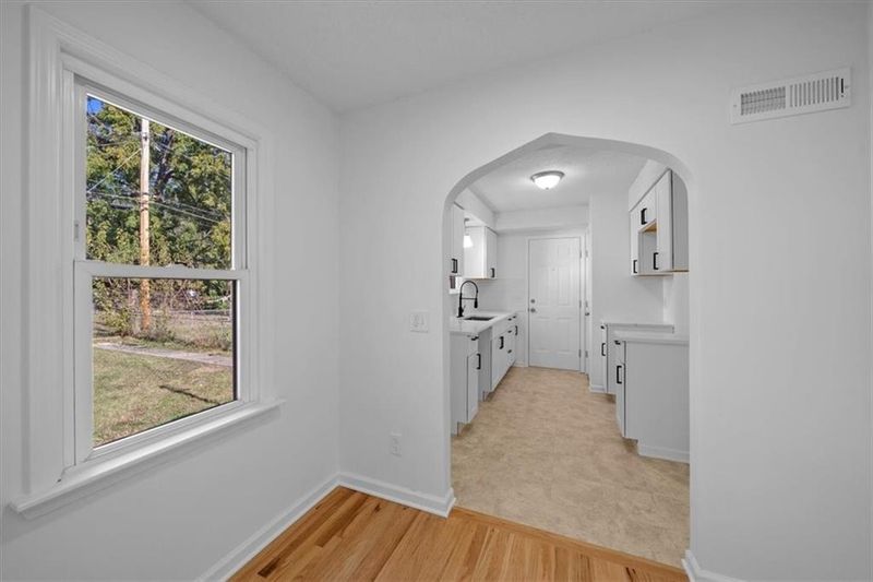 2204 E 72nd St, Kansas City, MO 64132