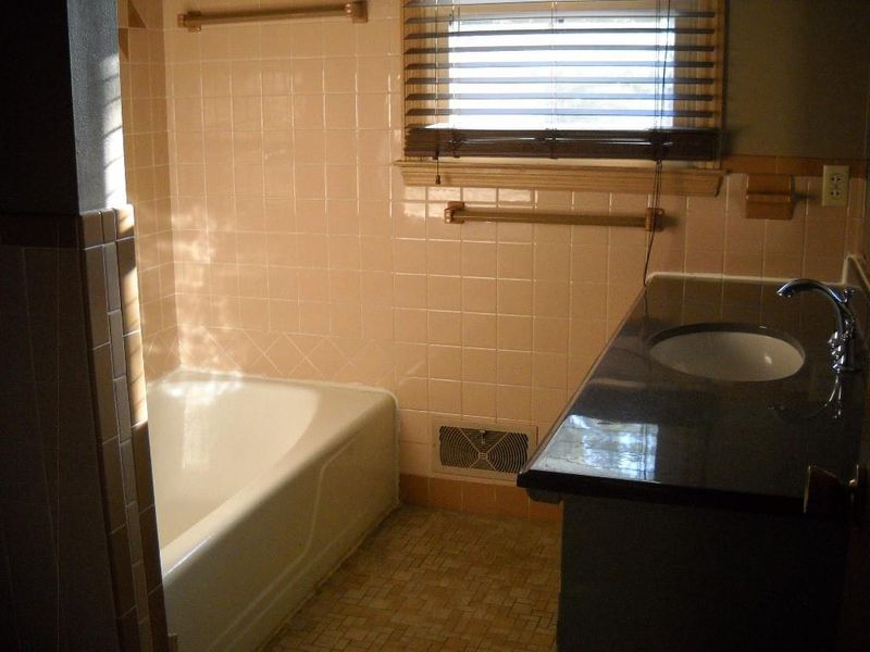7315 Ash Ave, Raytown, MO 64133