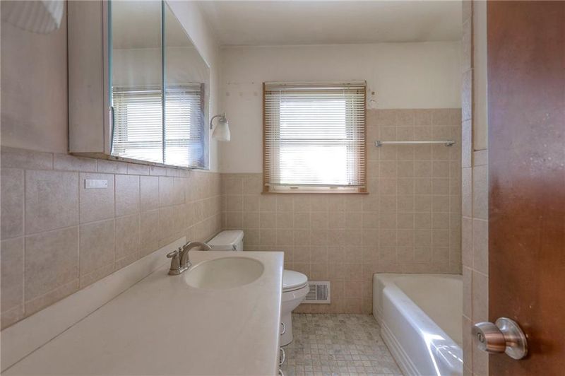 7105 E 99th St, Kansas City, MO 64134