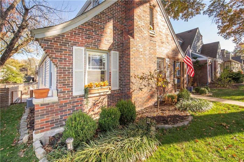 7427 Walnut St, Kansas City, MO 64114