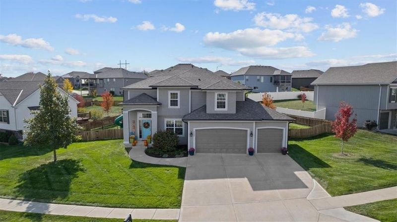 2122 NW Hedgewood Dr, Grain Valley, MO 64029