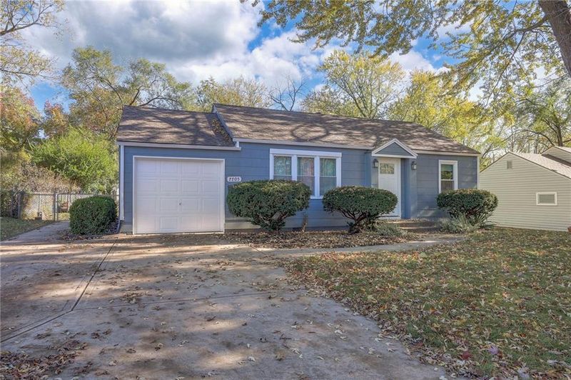7705 Robinson St, Overland Park, KS 66204