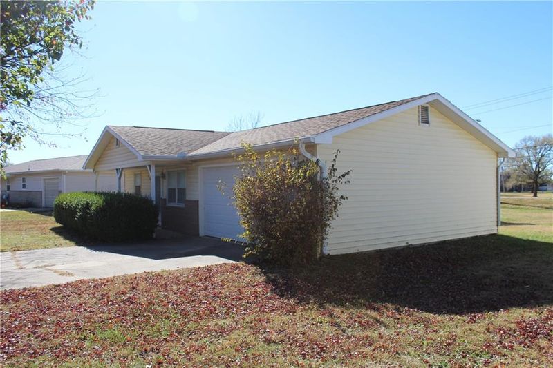 1620 N Walnut St, Iola, KS 66749