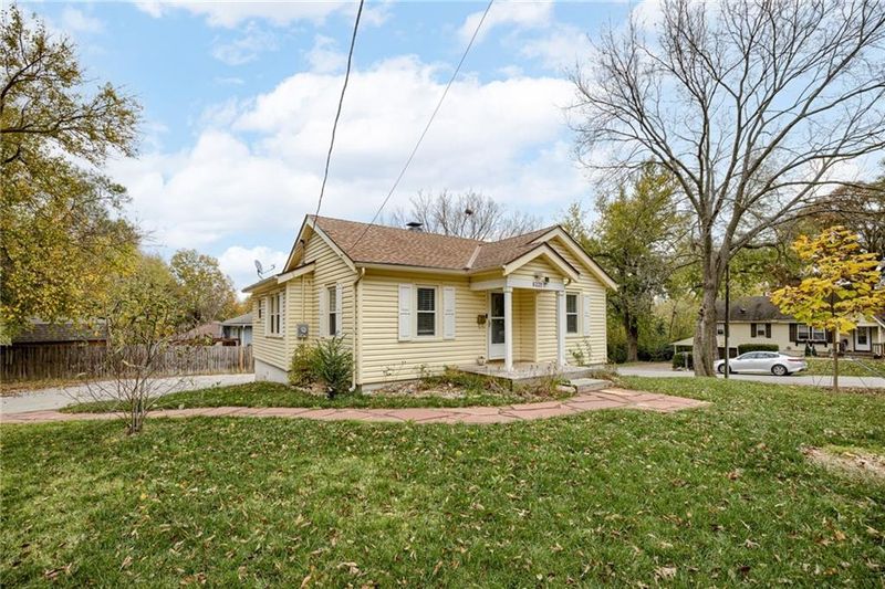 6221 N Harrison St, Kansas City, MO 64118