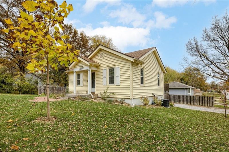 6221 N Harrison St, Kansas City, MO 64118