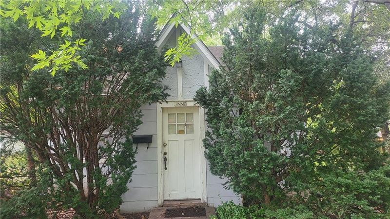 6225 N Harrison St, Kansas City, MO 64118