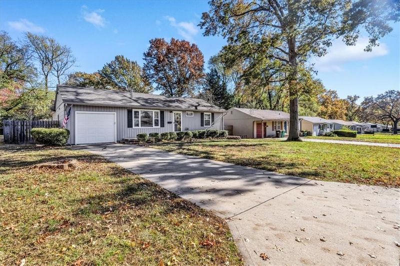 7123 Maple St, Overland Park, KS 66204