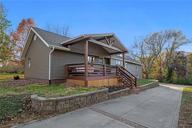 8213 W 54th Ter, Overland Park, KS 66202