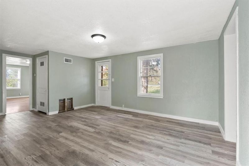 7411 E 55th St, Kansas City, MO 64129