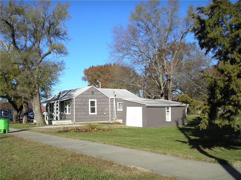 215 W 6th St, Wellsville, KS 66092