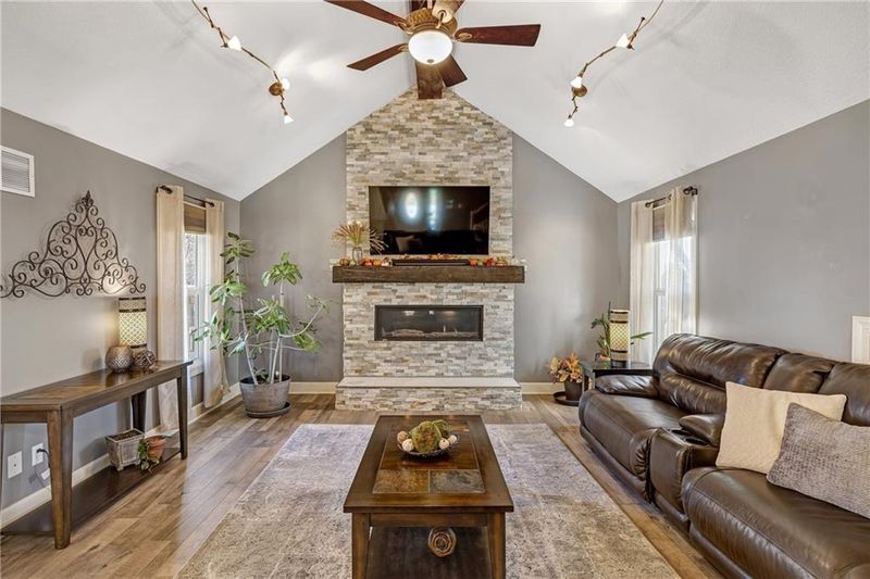 15607 W 152nd Ter, Olathe, KS 66062