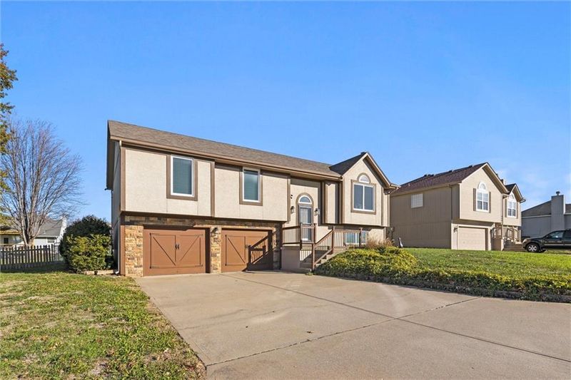 406 Blue Grass Dr, Raymore, MO 64083