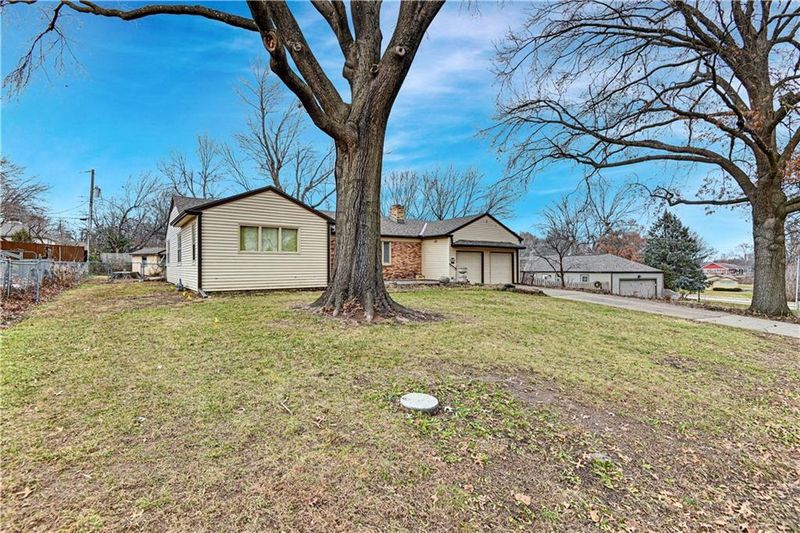 9508 Madison Ave, Kansas City, MO 64114