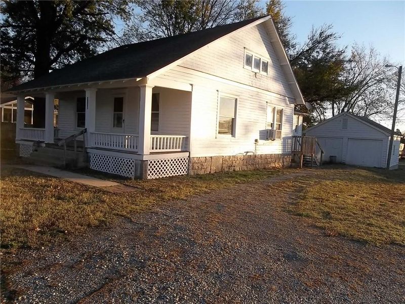 1116 S Central Ave, Chanute, KS 66720