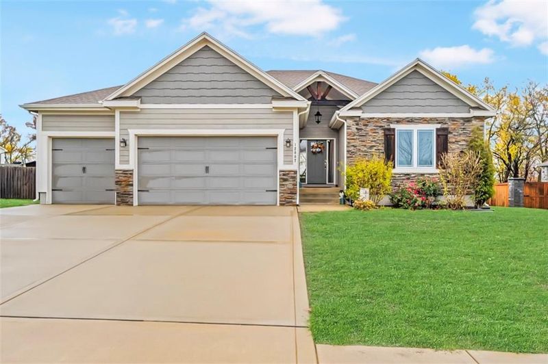 12007 Astor Ct, Peculiar, MO 64078