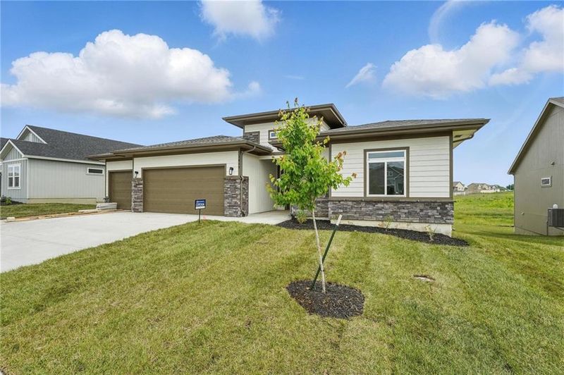 1617 Grayhawk Dr, Basehor, KS 66007