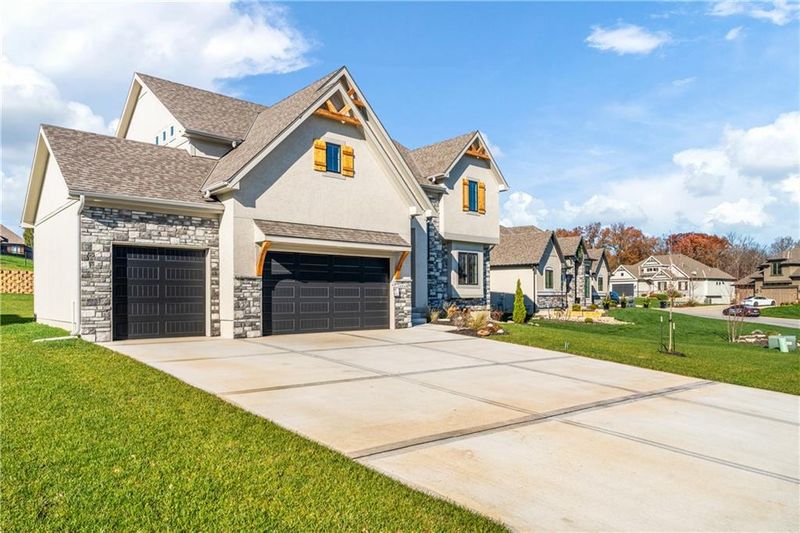 4548 NE Sherwood Dr, Lee's Summit, MO 64064