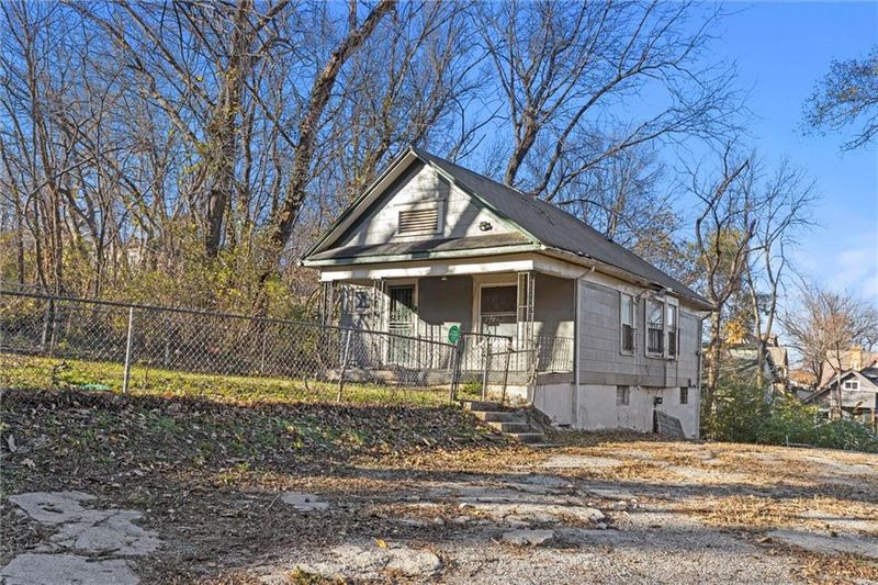 2118 E 49th St, Kansas City, MO 64130