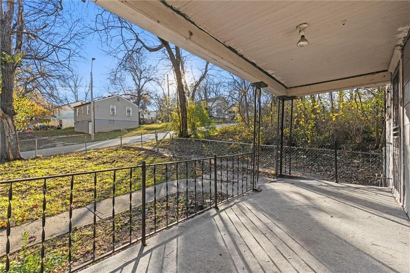 2118 E 49th St, Kansas City, MO 64130