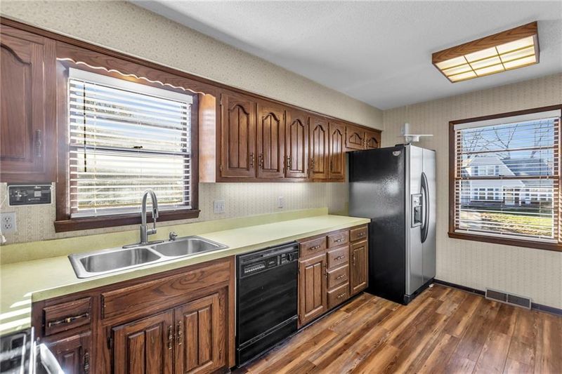 1808 S Stagecoach Dr, Olathe, KS 66062