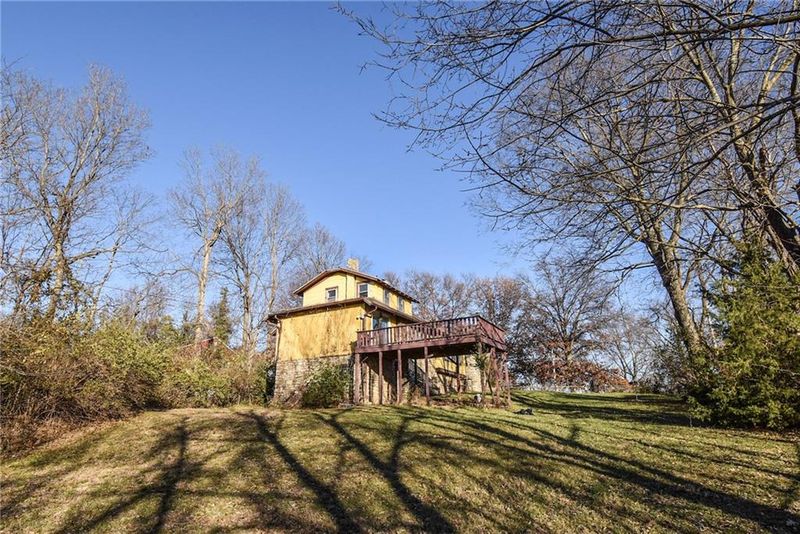 3920 Vineyard Rd, Kansas City, MO 64130