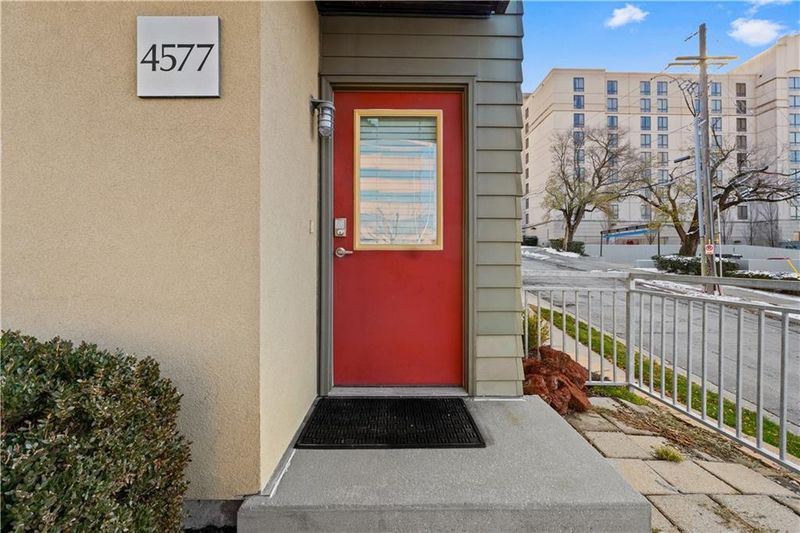 4577 Madison Ave, Kansas City, MO 64111