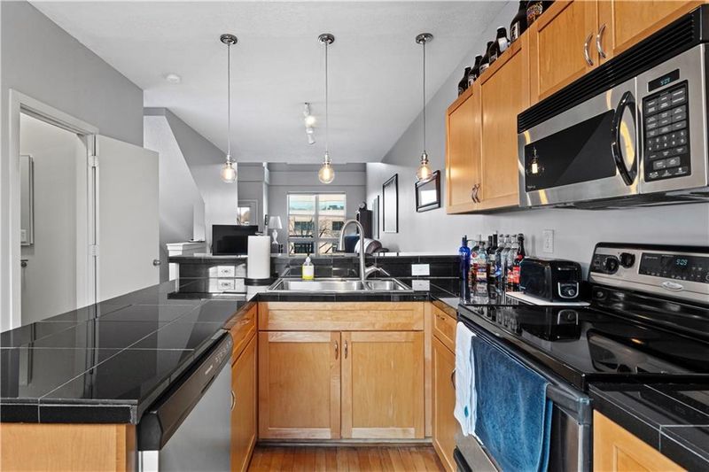 4577 Madison Ave, Kansas City, MO 64111