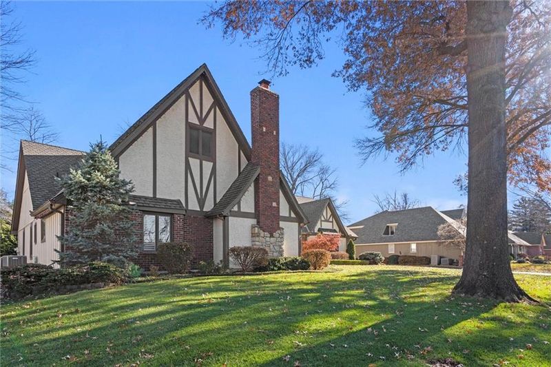 10303 Howe Ln, Leawood, KS 66206
