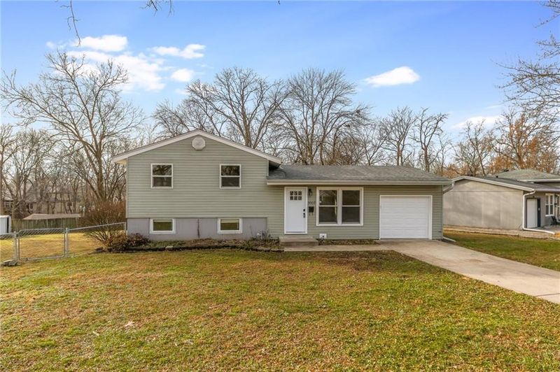3007 NE 63rd St, Gladstone, MO 64119