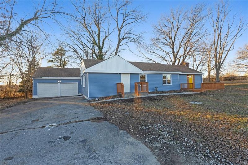 9428 NW Viewcrest Dr, Kansas City, MO 64155