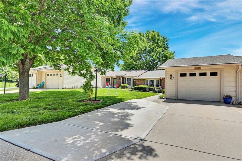 1307 W Jenkins Blvd, Raymore, MO 64083