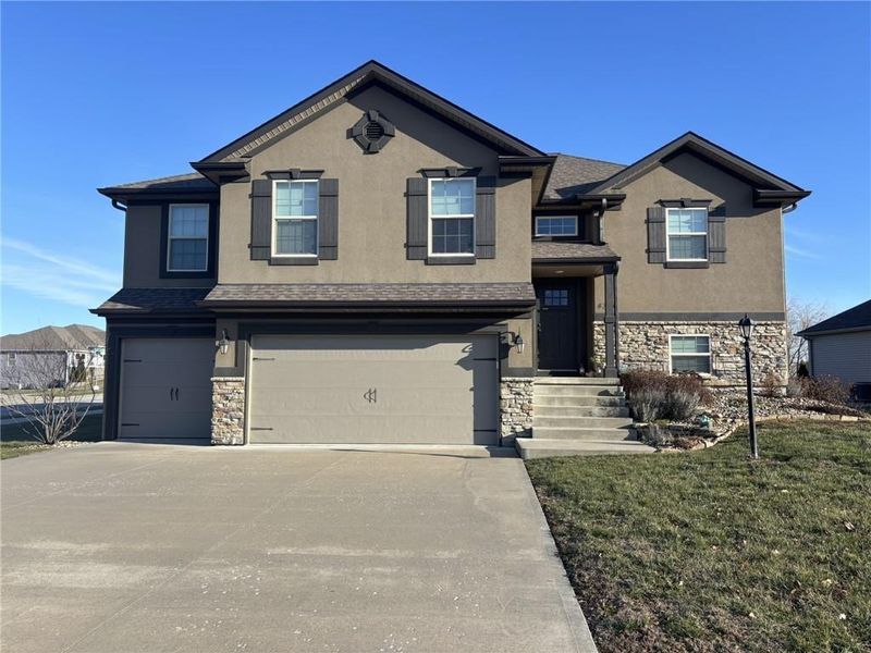 4306 Windward Dr, St Joseph, MO 64505