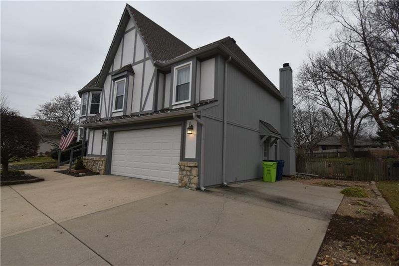 2712 NW Bent Tree Cir, Lee's Summit, MO 64081