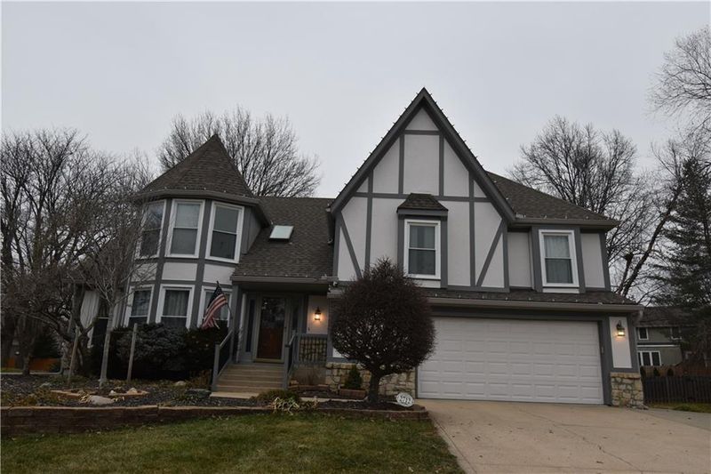 2712 NW Bent Tree Cir, Lee's Summit, MO 64081