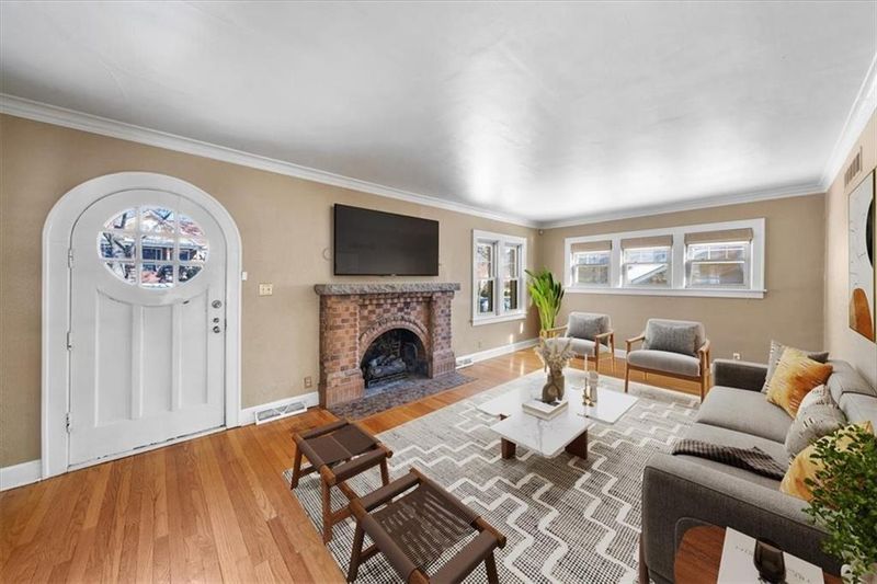 3 E 66 St, Kansas City, MO 64113