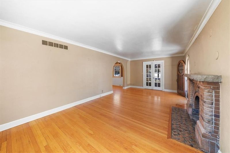 3 E 66 St, Kansas City, MO 64113