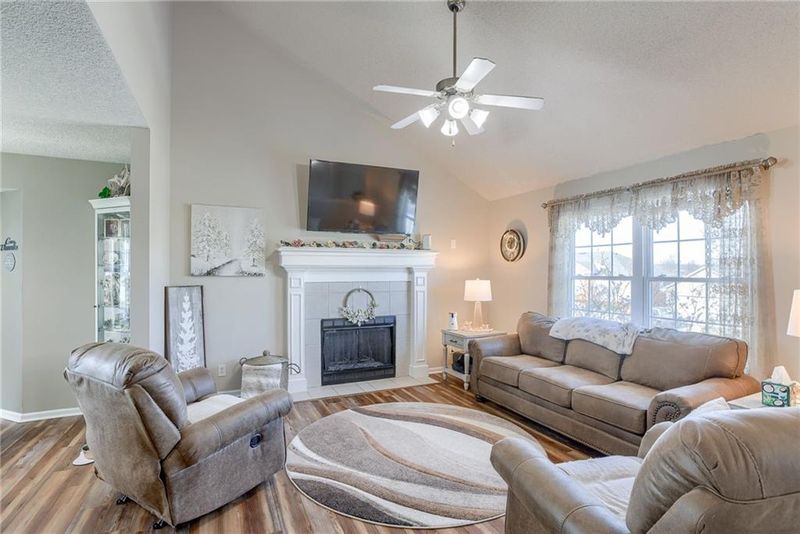 517 Lakeview Dr, Grain Valley, MO 64029