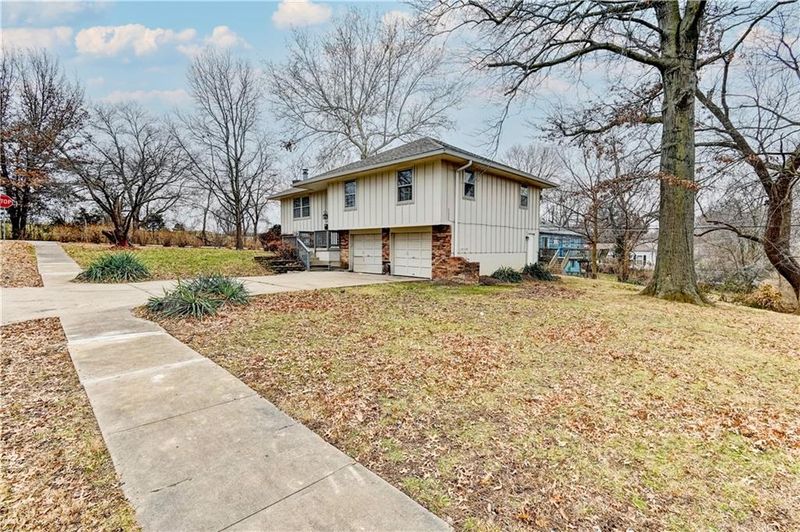 9811 E 50th St, Kansas City, MO 64133