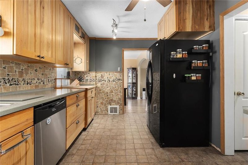 8419 Ward Pw, Kansas City, MO 64114
