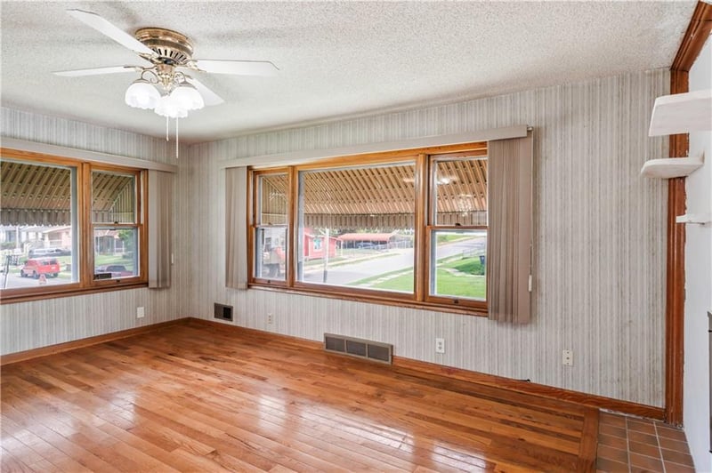 5958 E 13th St, Kansas City, MO 64126