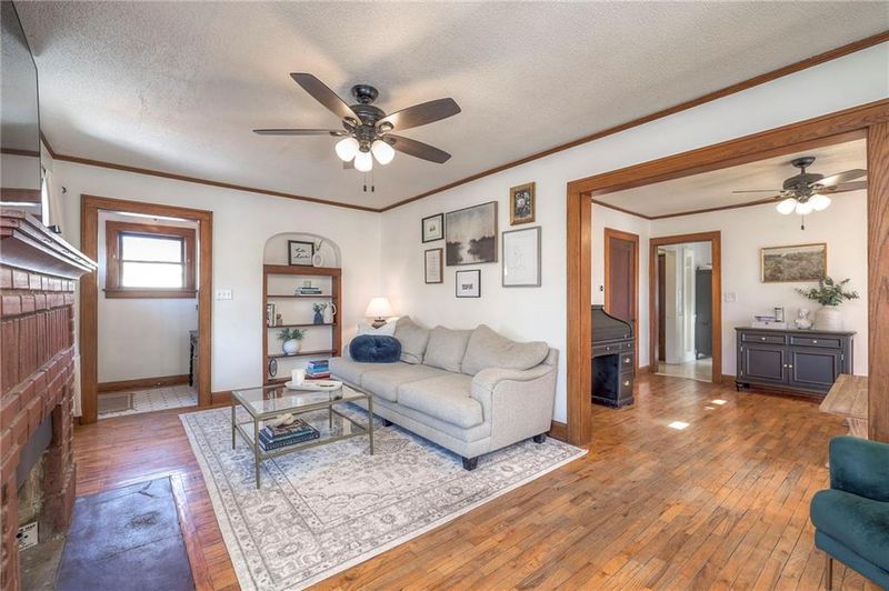 8525 Walmer St, Overland Park, KS 66212