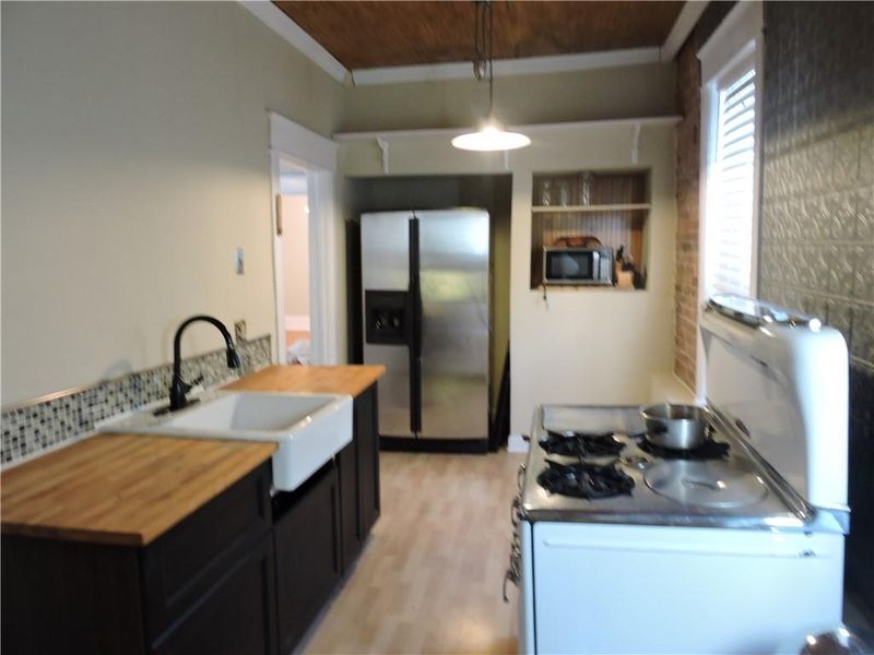 904 E 41 St, Kansas City, MO 64110