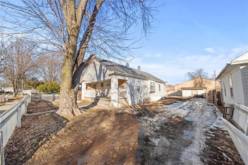 1733 Corrington Ave, Kansas City, MO 64126