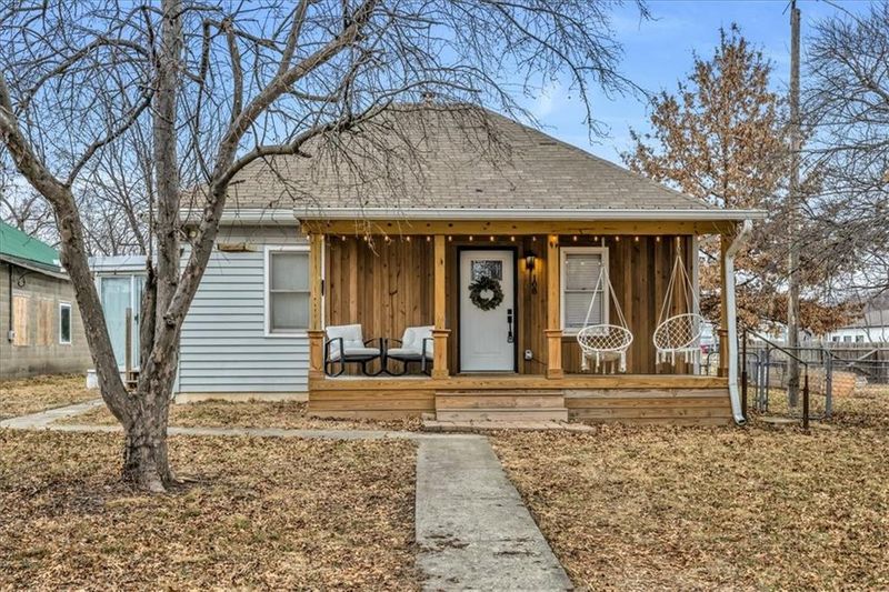 108 W 1st St, Kearney, MO 64060