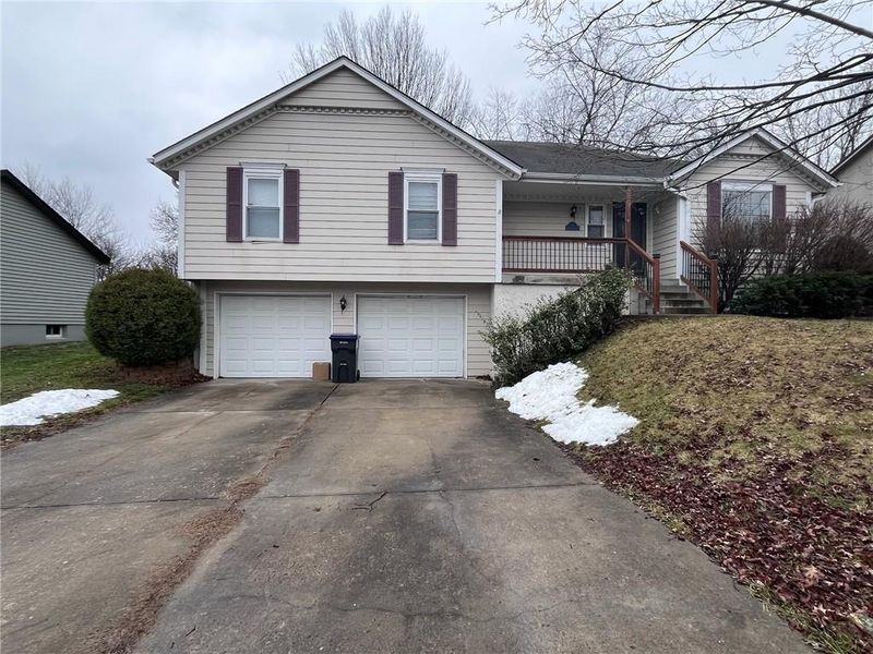 412 NE Station Dr, Lee's Summit, MO 64086