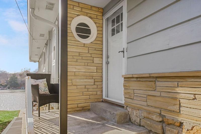 357 North Shore Dr, Lake Waukomis, MO 64151