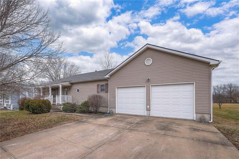 908 Glengera St, Peculiar, MO 64078
