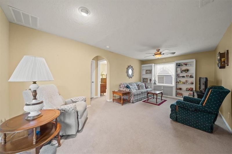 612 67th Ter, Kansas City, MO 64118